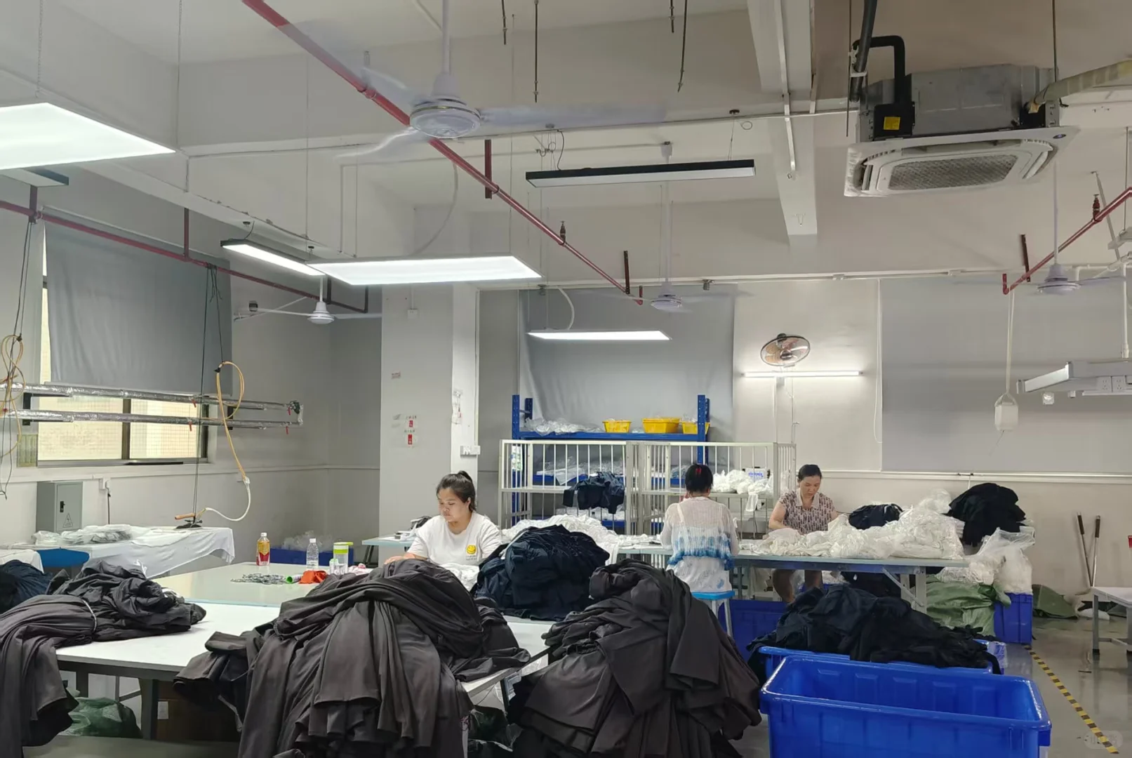 粗糙的镜头下，是乱而真实的车间匠人