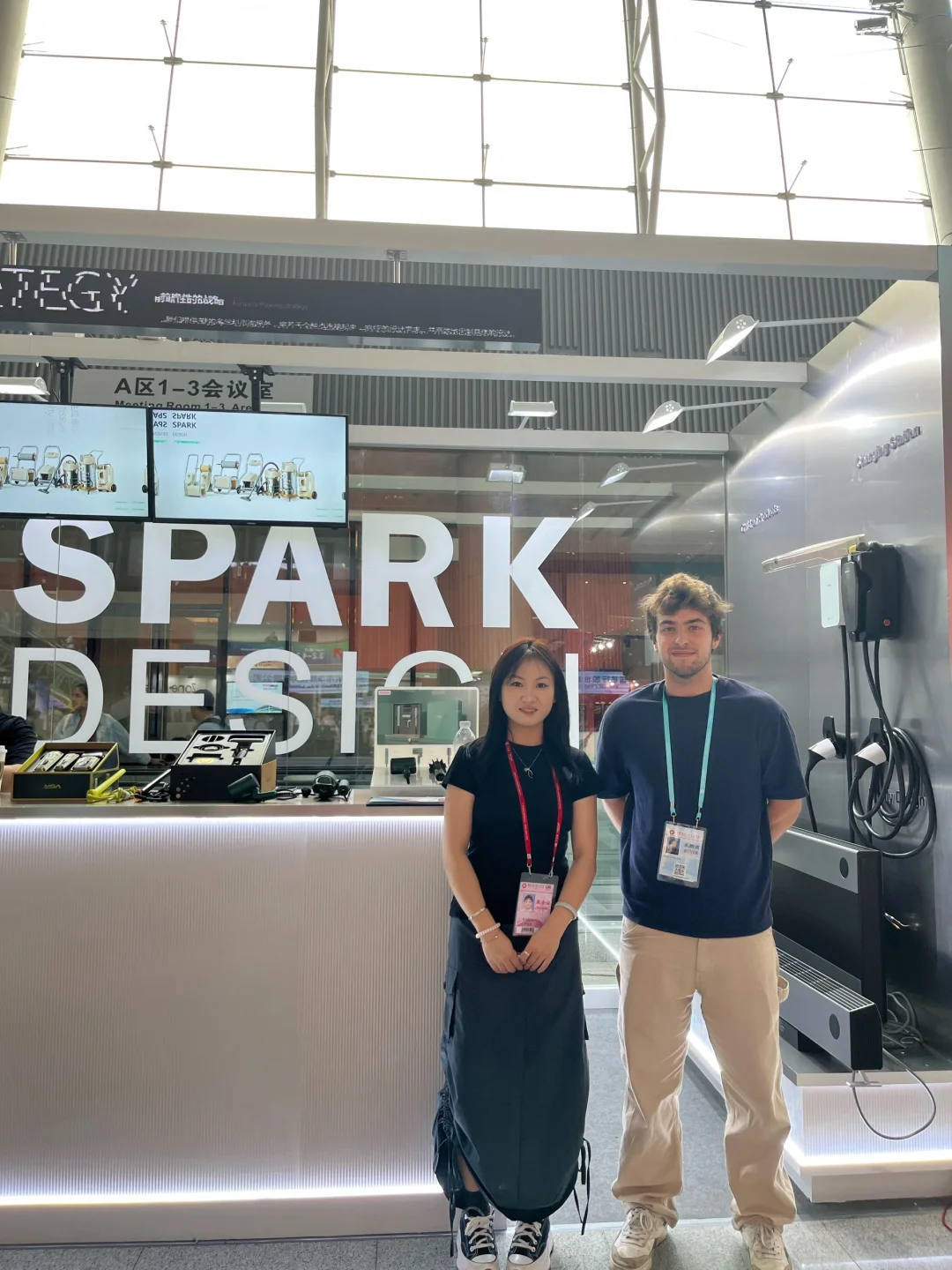 终于是和小老外合上影了