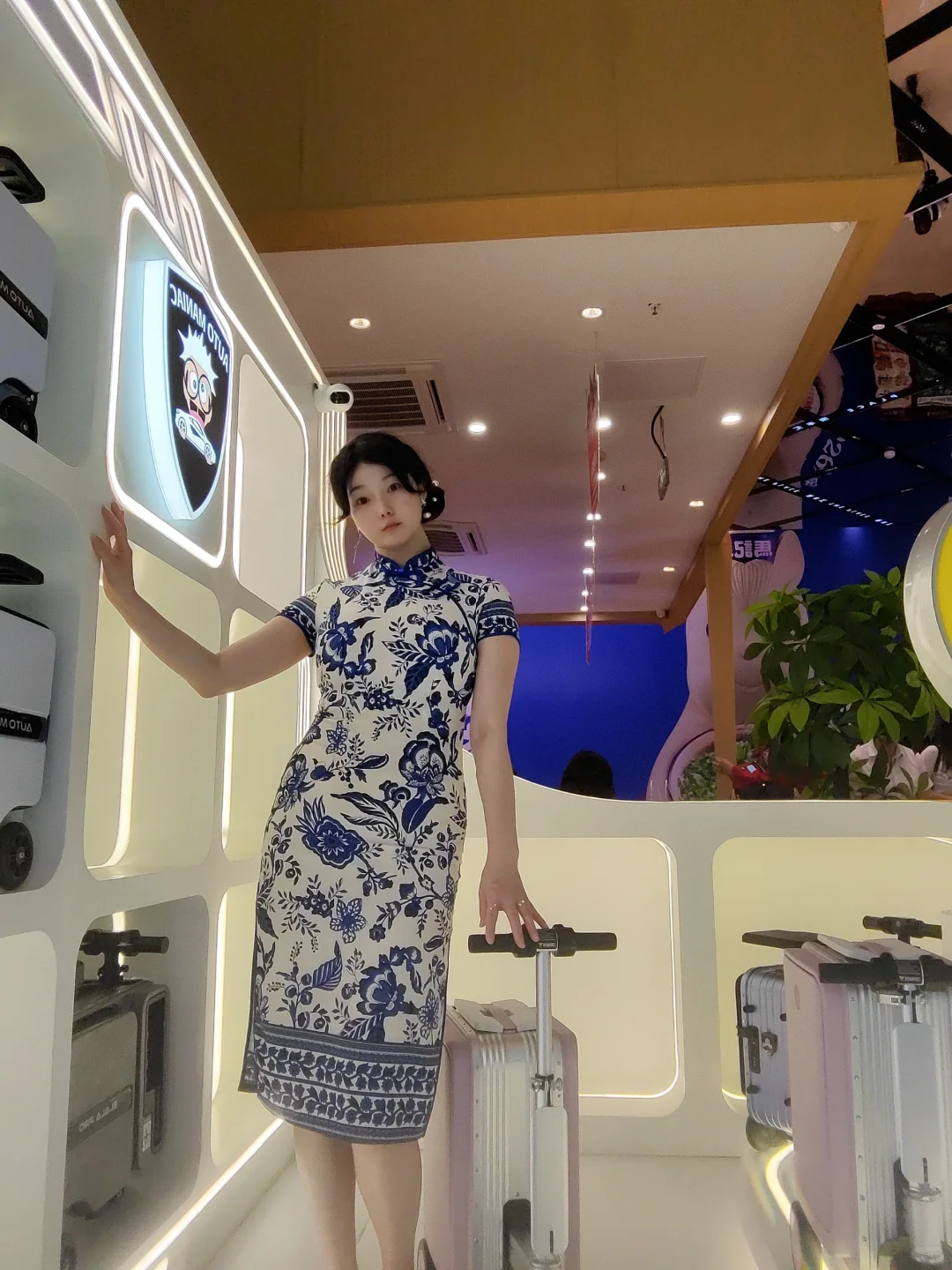 广交会上的旗袍风采，行李箱成了抢手货！