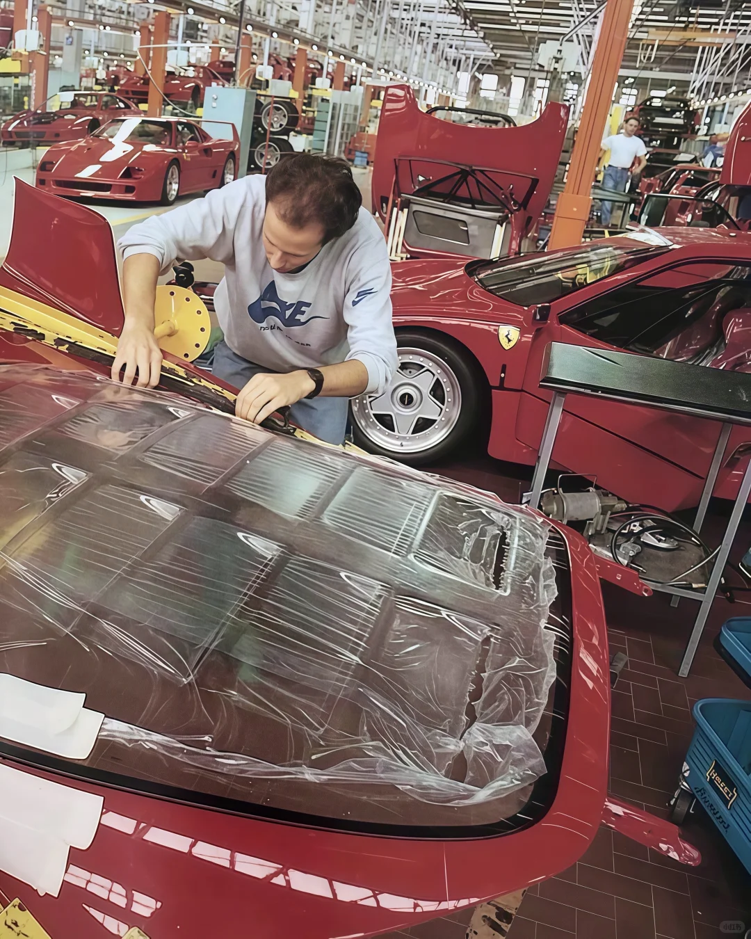 好喜欢看这种法拉利的老厂房生产线?