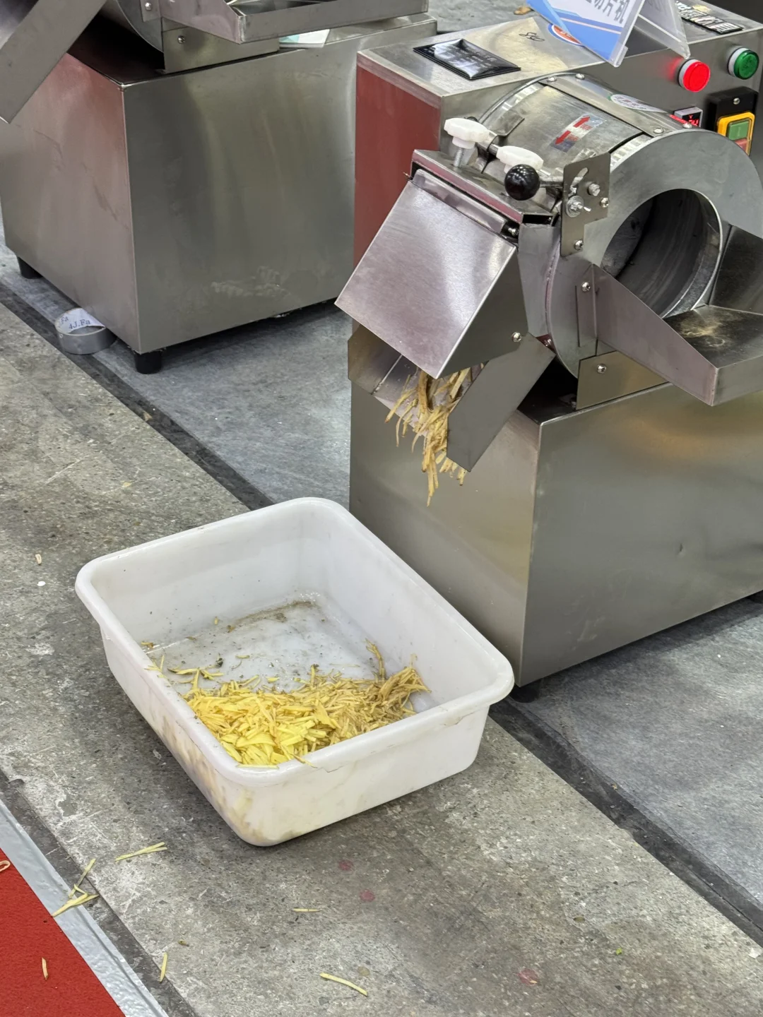 在酒店展做翻译可以吃到好多东西～