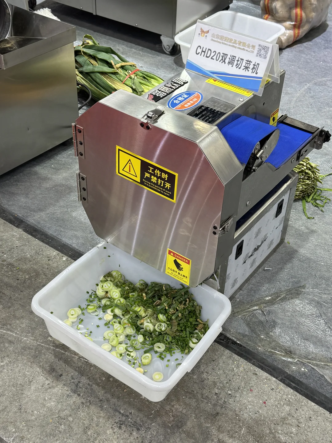 在酒店展做翻译可以吃到好多东西～