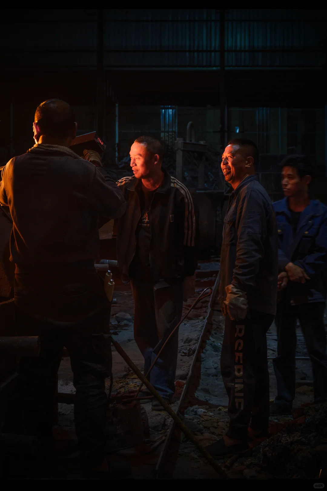 铁与火的碰撞-凌晨两点的铸造车间