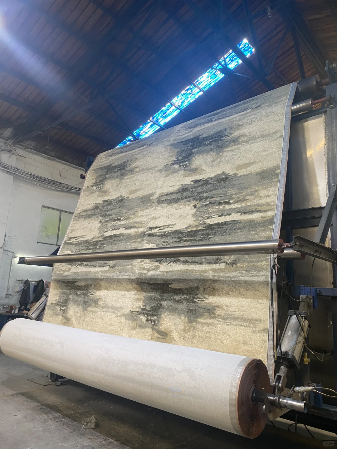 当厂里正对着太阳的那一刻