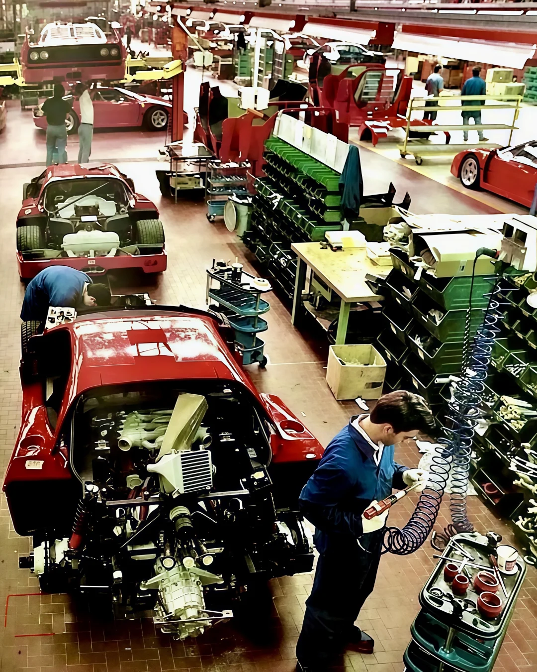 好喜欢看这种法拉利的老厂房生产线?