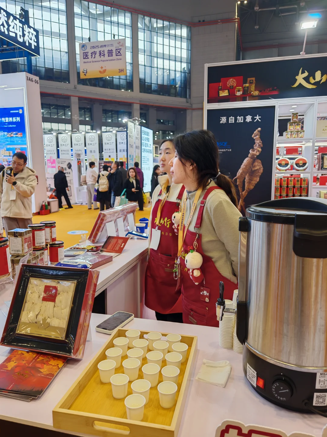 快来进博会领周边啦！