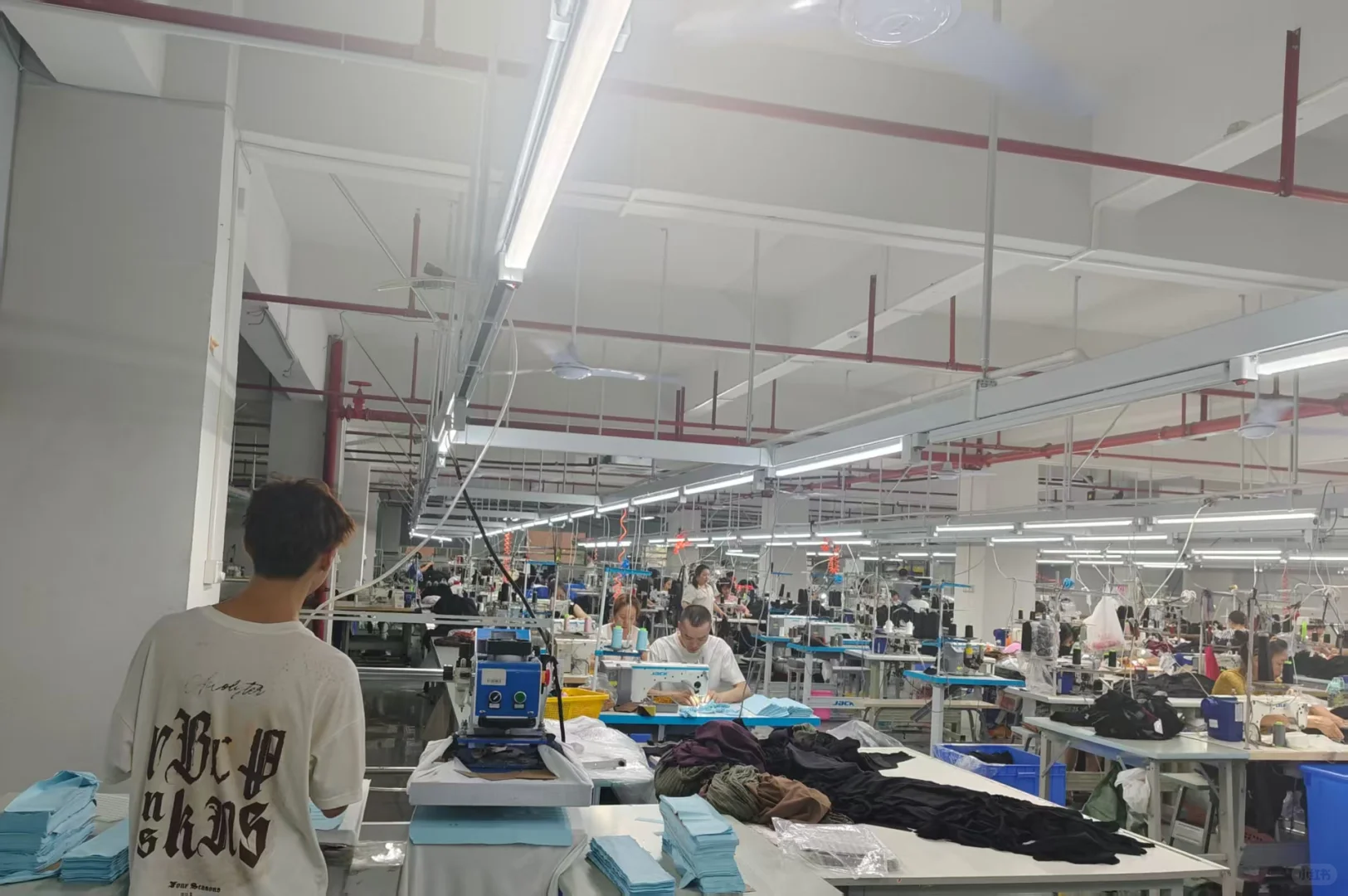 粗糙的镜头下，是乱而真实的车间匠人