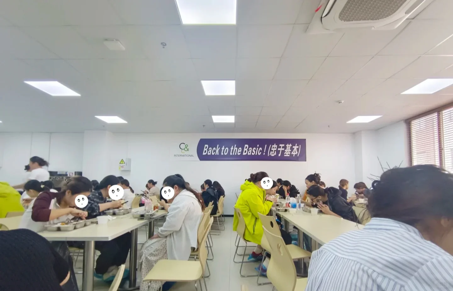 05女大学生勇闯化妆品厂亲身体验‼️