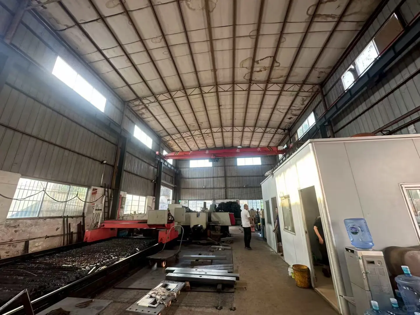 工厂的秘密：钢铁与匠心的交响曲 ?✨