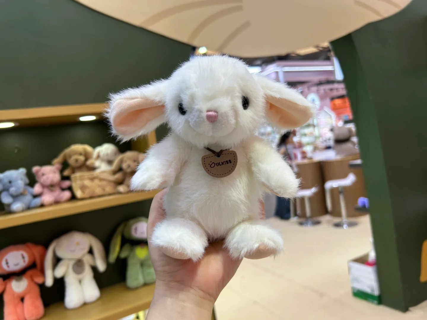 在广交会上有个老外居然花200元买这个玩偶！