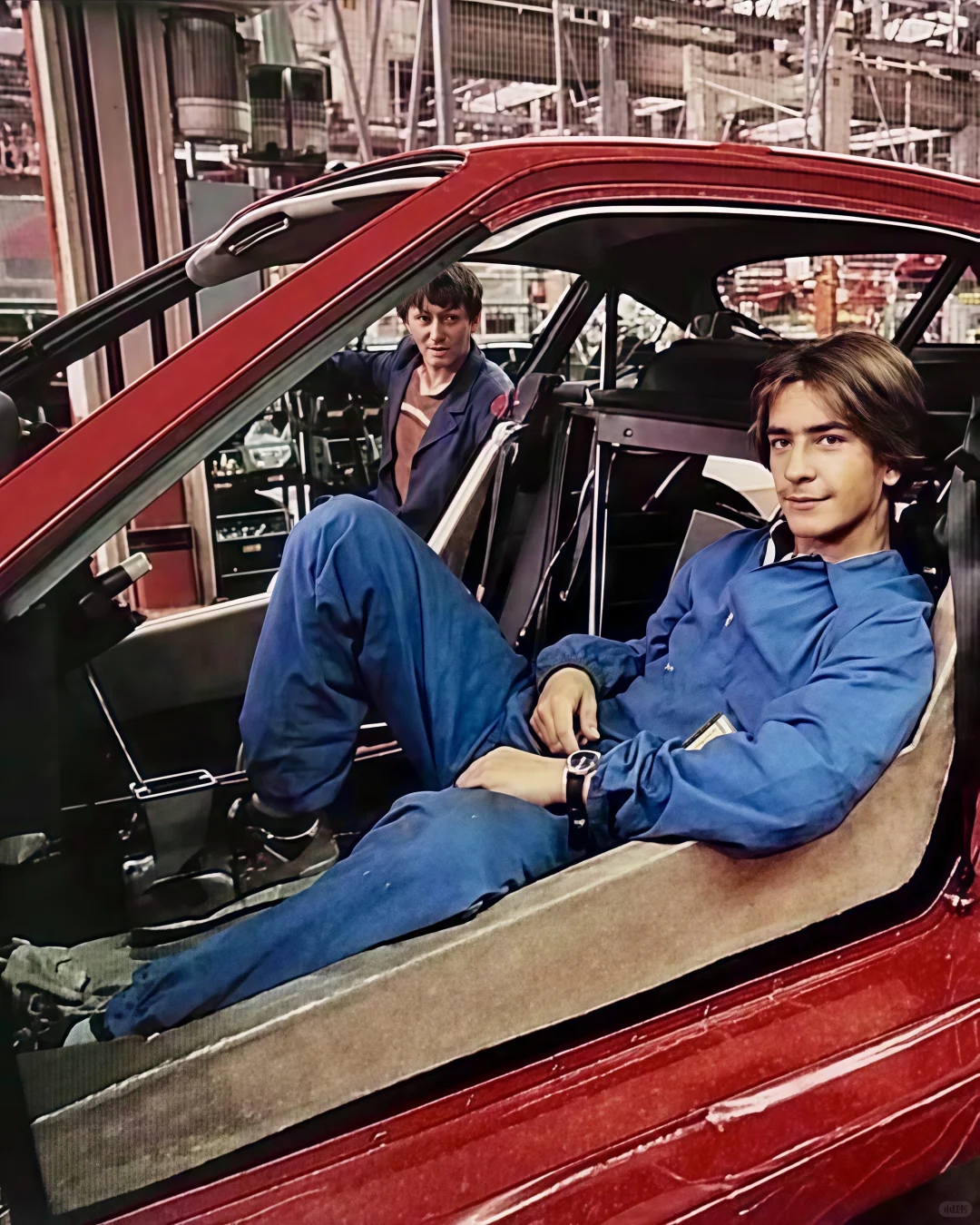 好喜欢看这种法拉利的老厂房生产线?