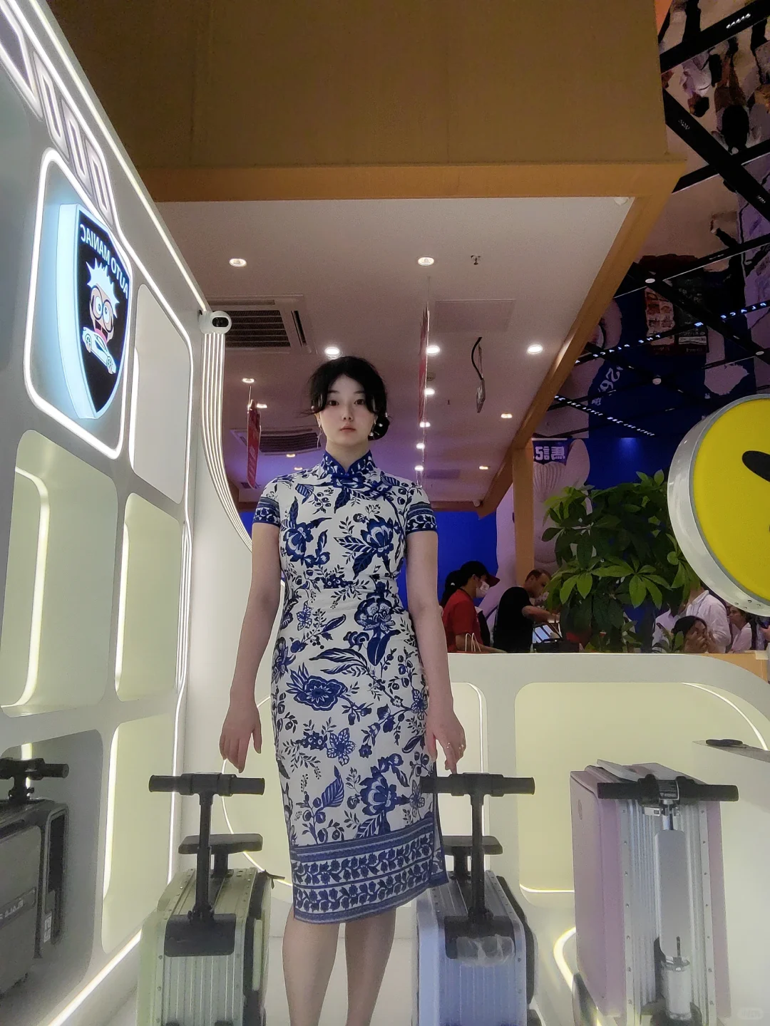 广交会上的旗袍风采，行李箱成了抢手货！