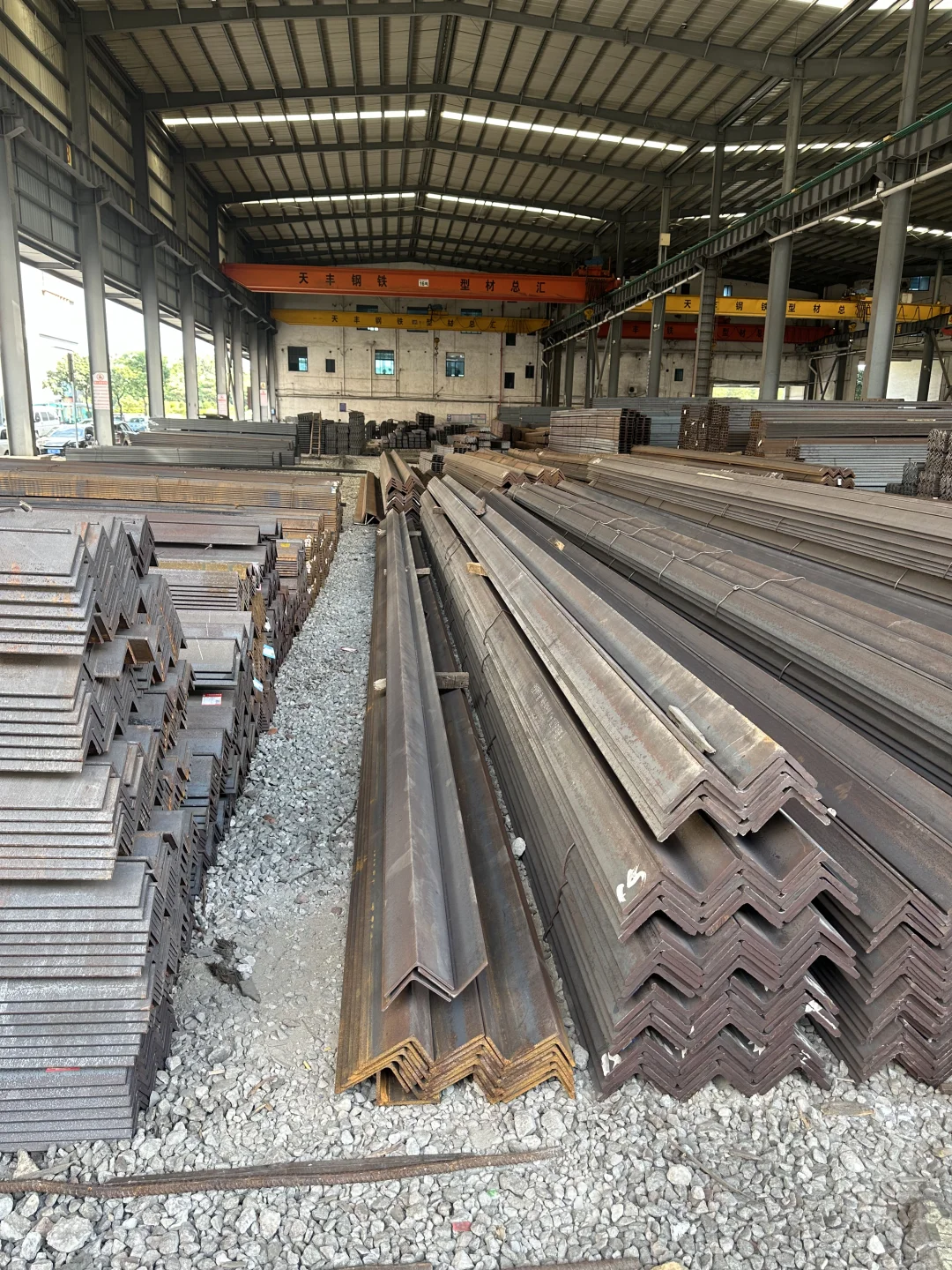 乐从钢铁世界 | 角钢源头供应，专业指南