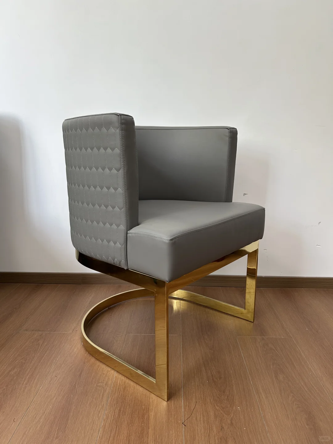 招4个外贸业务员兼职做这个品！