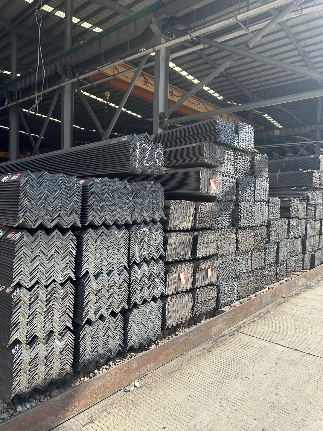 乐从钢铁世界 | 角钢源头供应，专业指南