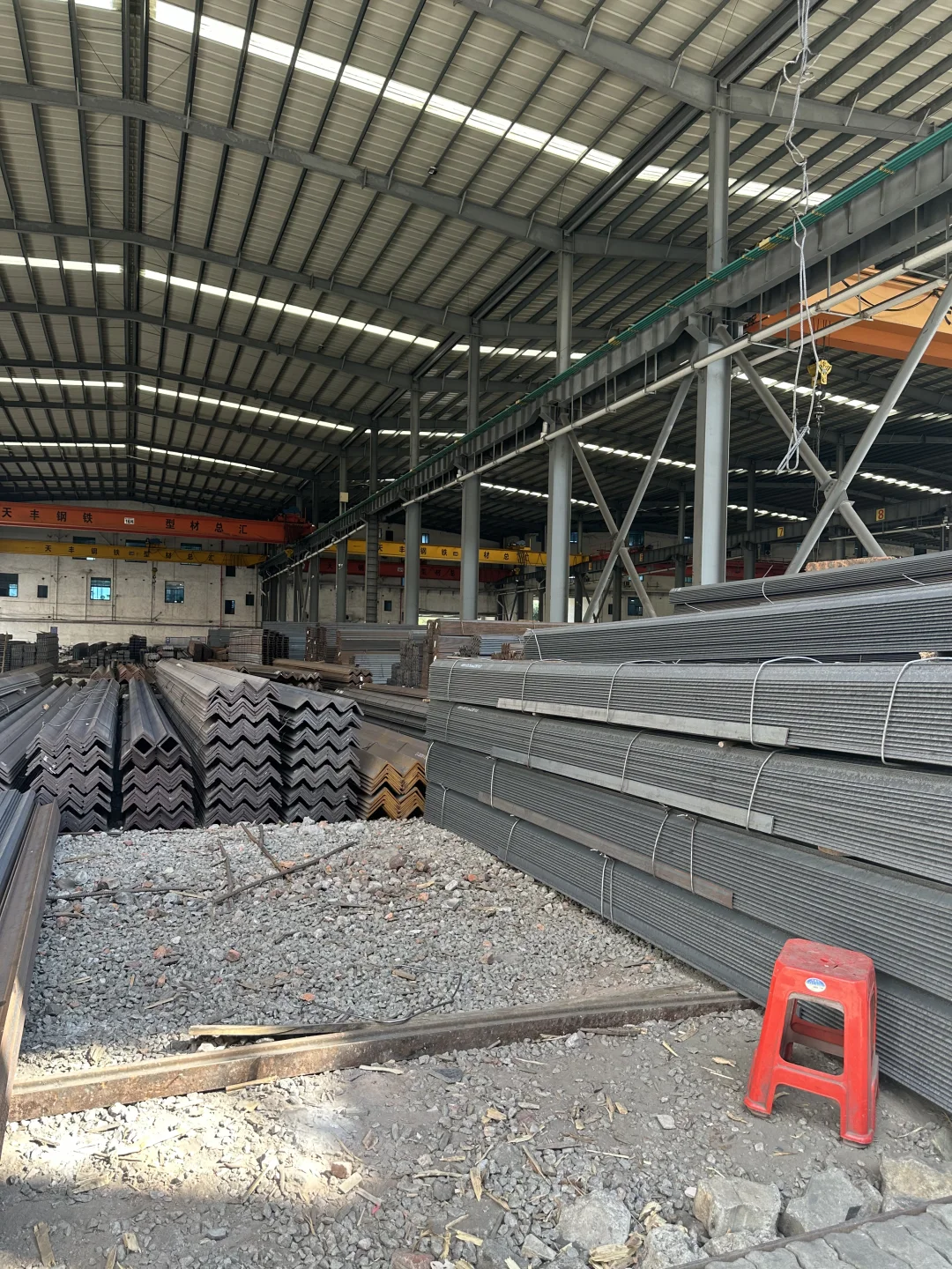 乐从钢铁世界 | 角钢源头供应，专业指南