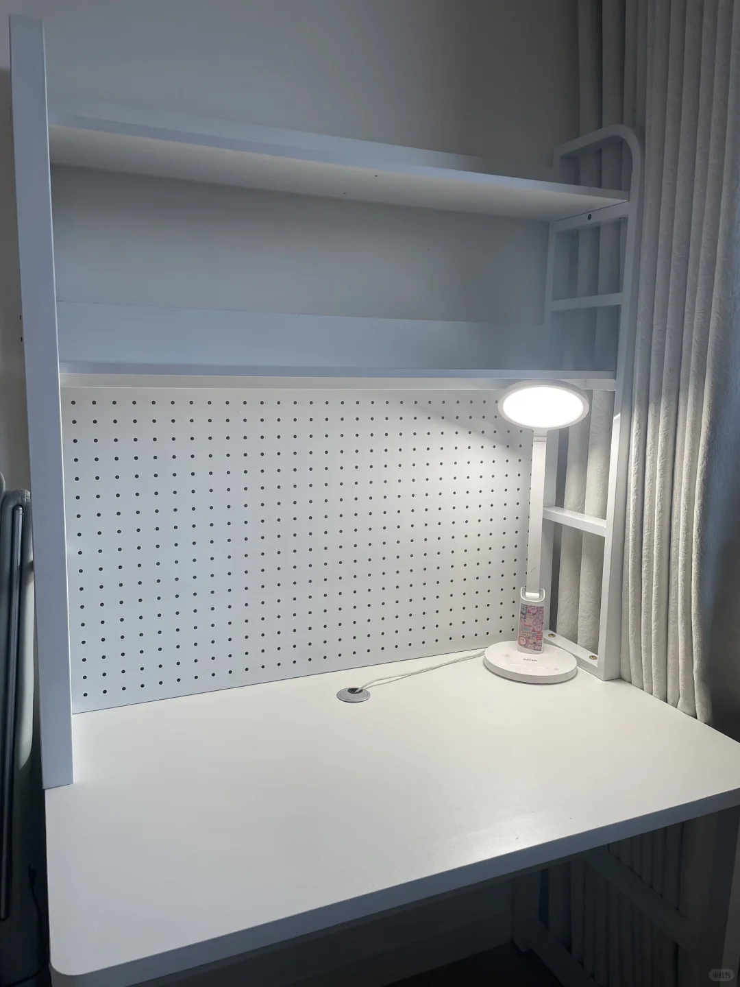 梦中情桌嗯对 收纳盒还没到 谁来管管这个命苦的主包???洞洞板 氛围感小灯