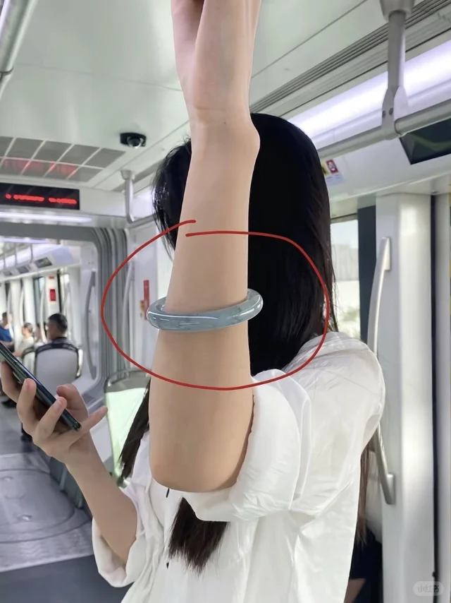 地铁上看到的，这得多少啊？