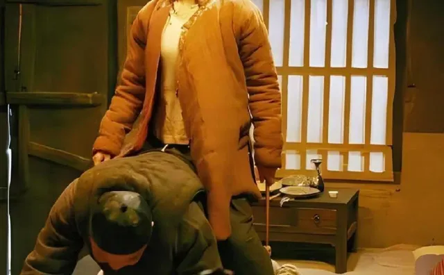 《白鹿原》中“细思极恐”的一幕：一个新媳妇半夜饿醒，发现身边的丈夫不见了。她悄