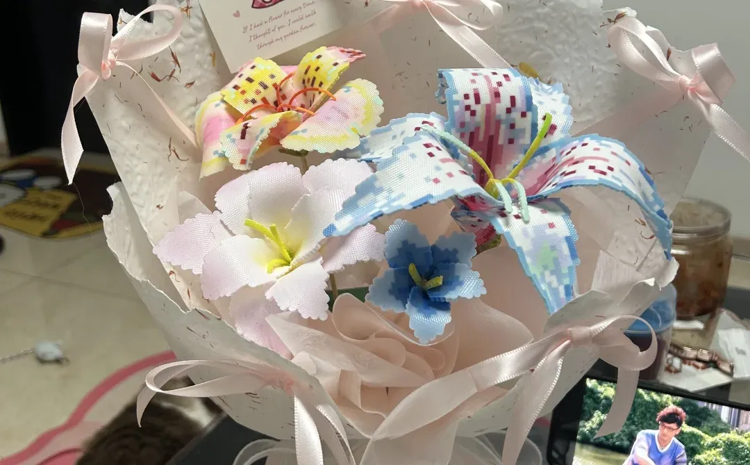 感觉有点空空的再添一两朵？还是就这样啊?