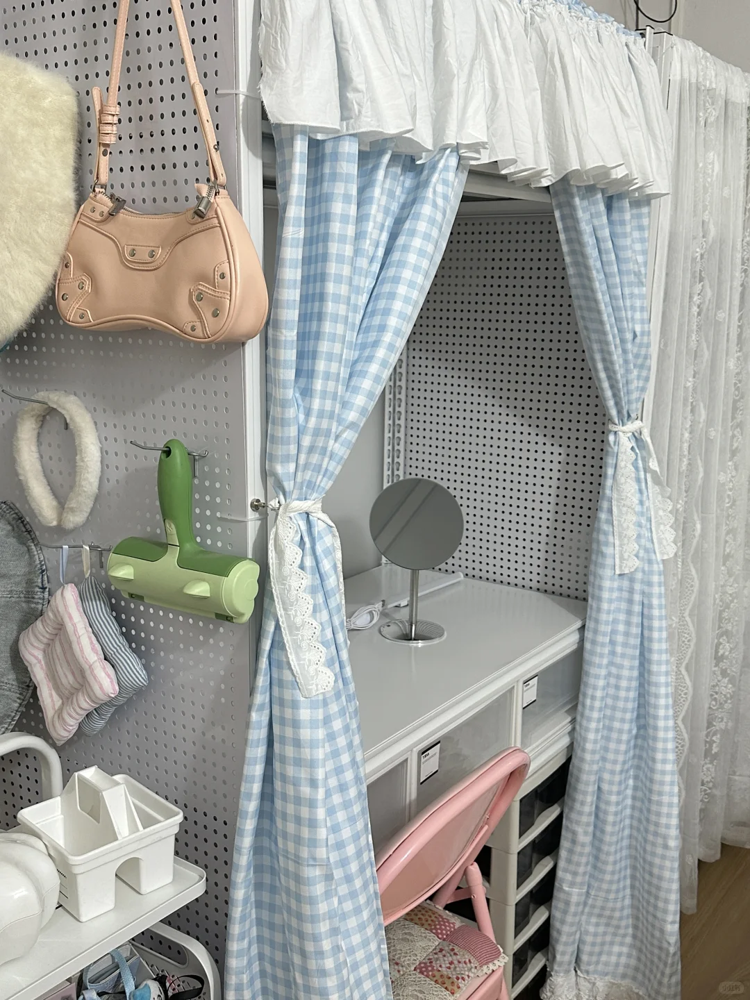 成功把货架改成了梳妆台?