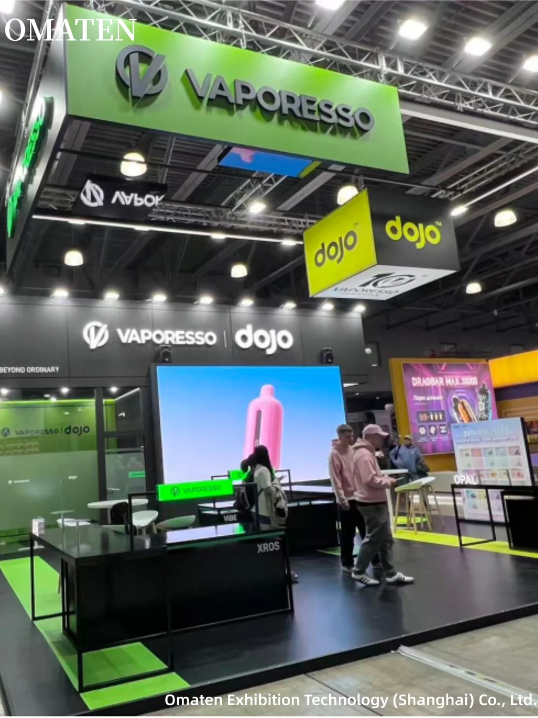 这展台的黑绿黄撞色?一整个潮到挪不开眼