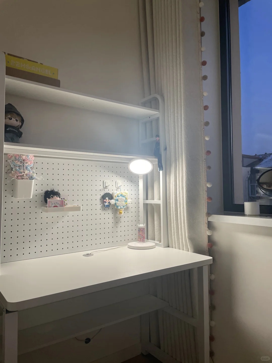 梦中情桌嗯对 收纳盒还没到 谁来管管这个命苦的主包???洞洞板 氛围感小灯