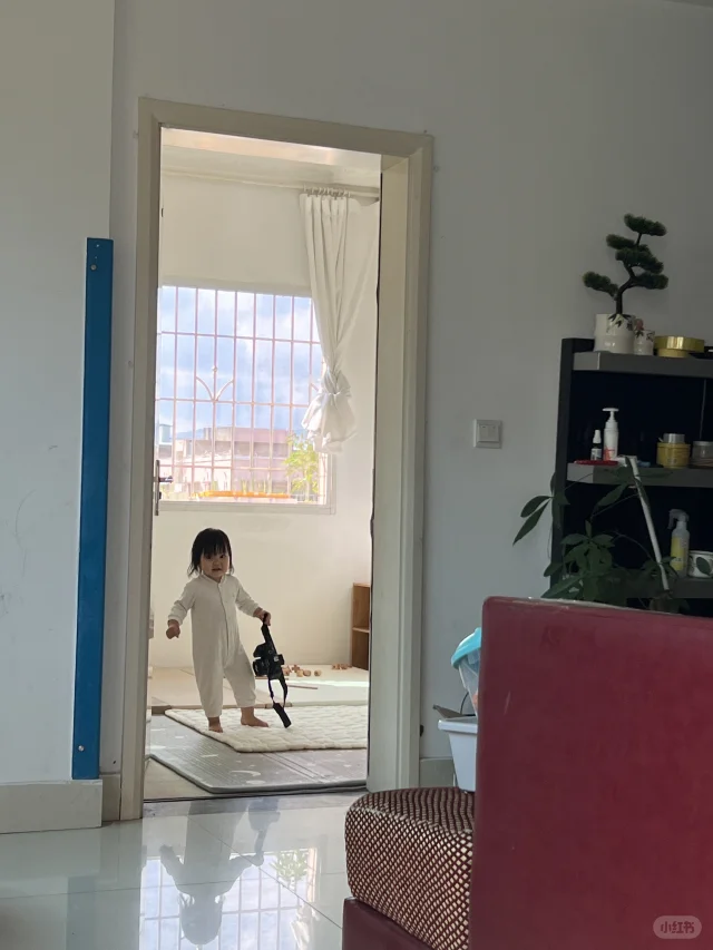 她提着我的1万6，她在笑，我在哭……