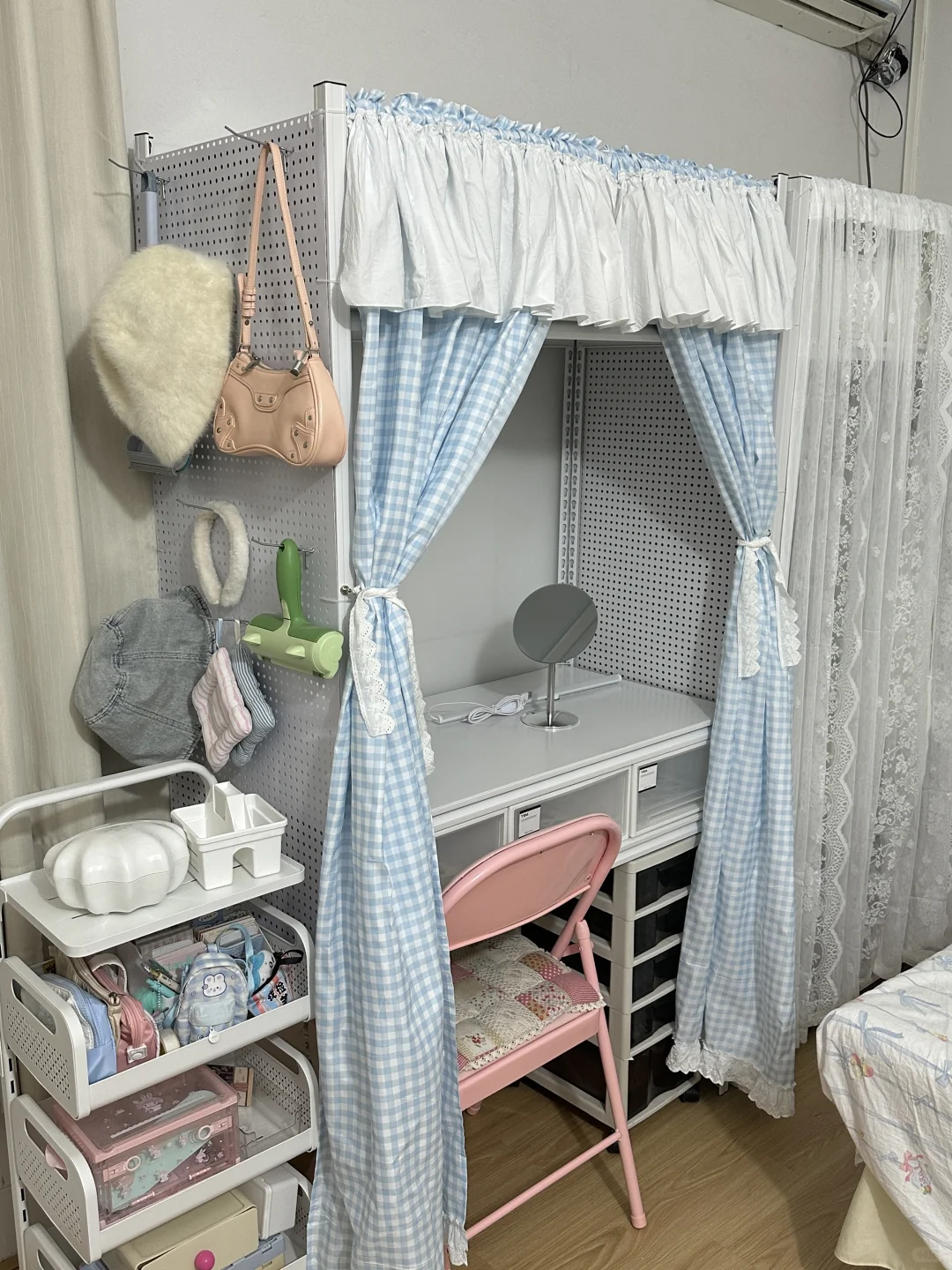 成功把货架改成了梳妆台?