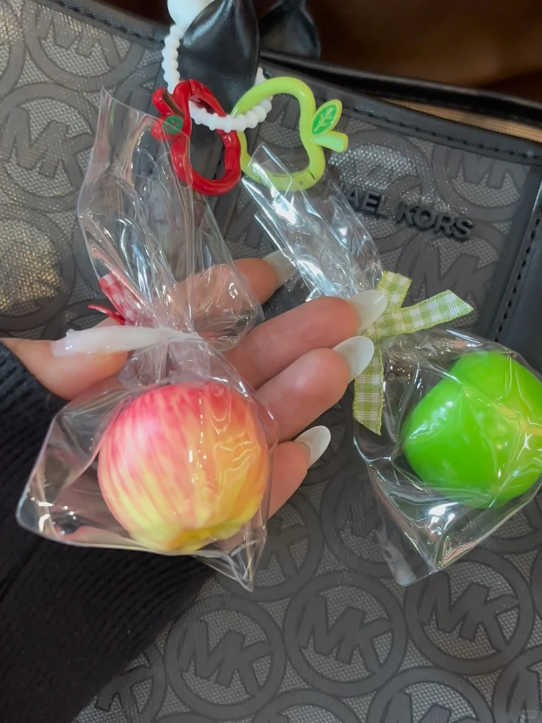 收到的好朋友送的平安夜小苹果挂件?