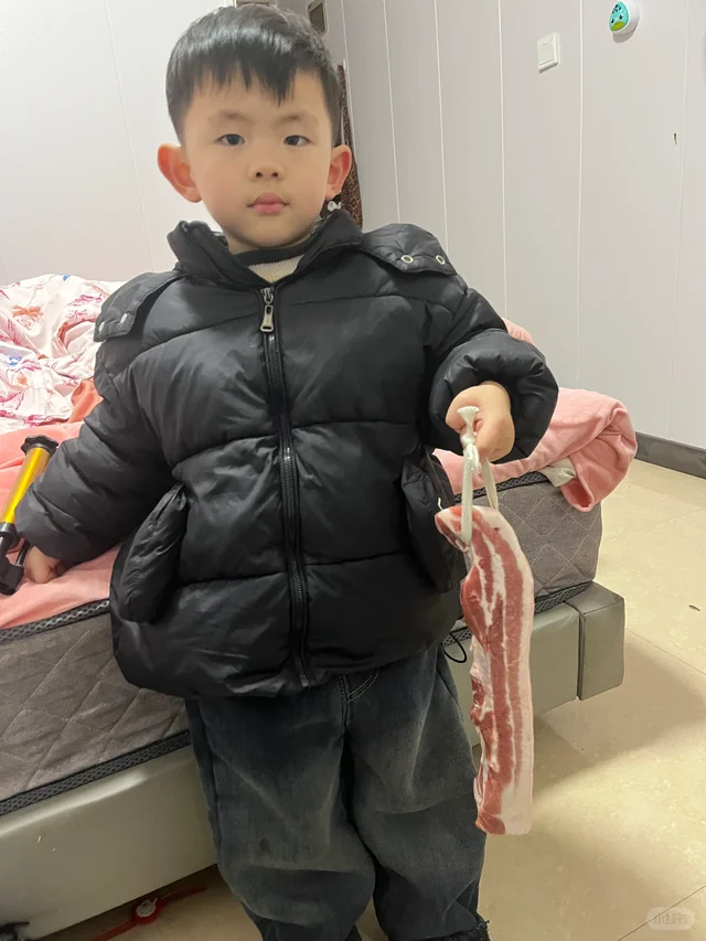 幼儿园里老师说叫带五花肉到学校里腌制 说在学校里腌制好了 就带回去吃 给爸妈吃