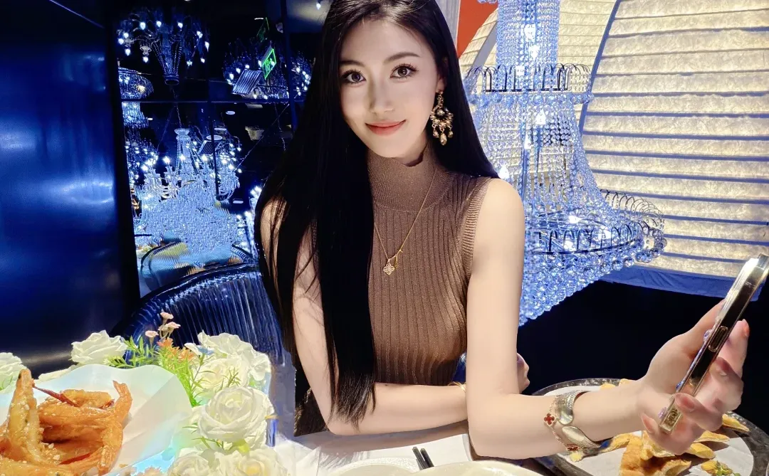 和漂亮女孩吃漂亮饭