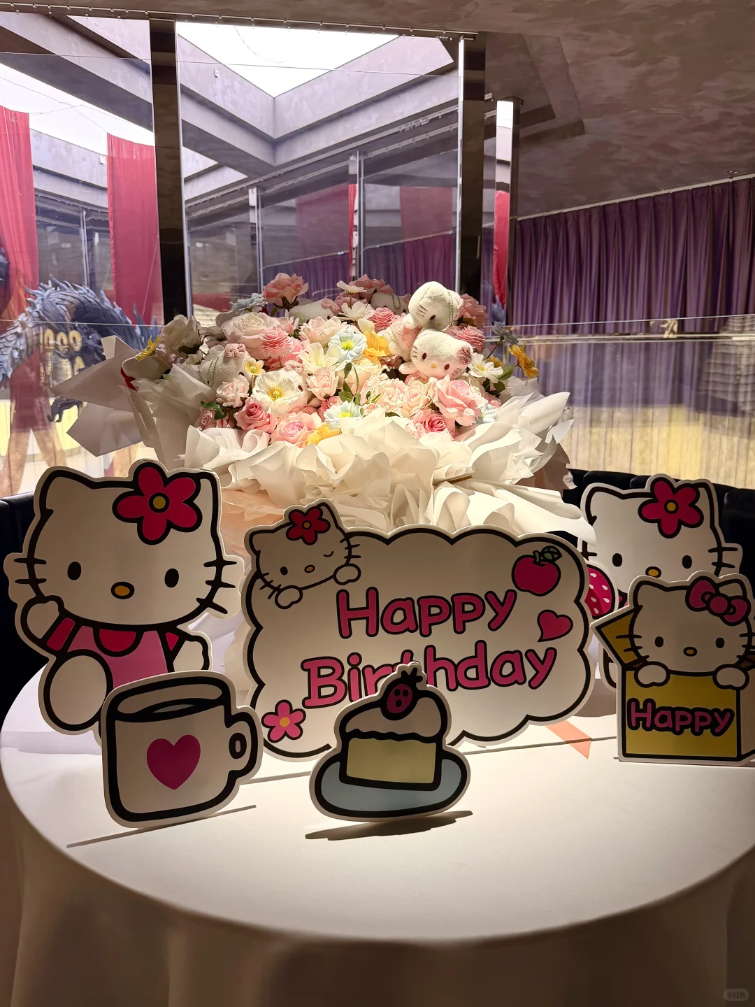 和漂亮女孩吃漂亮饭