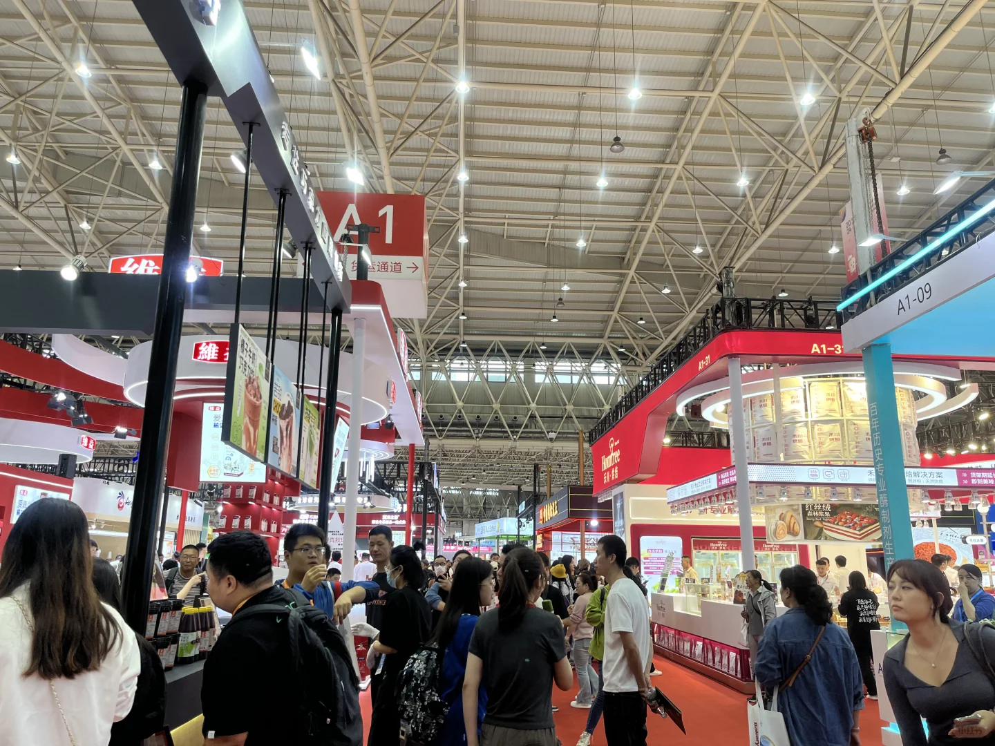 大学生勇闯烘焙展连吃带拿