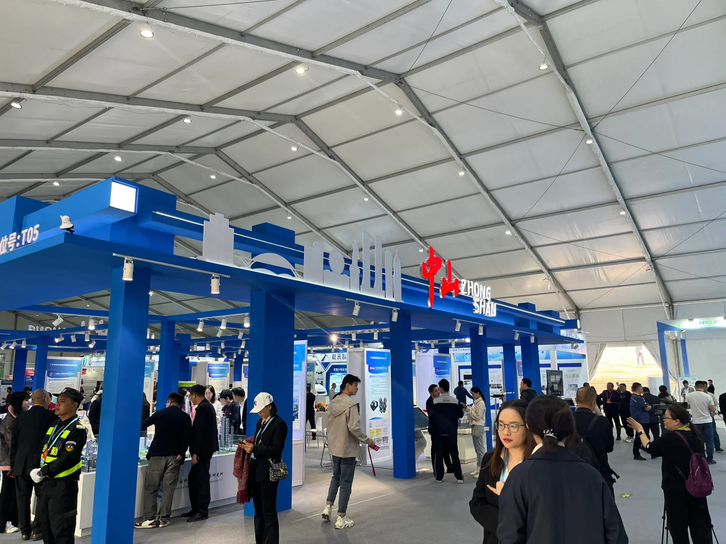 科学老师去参观国家级发明展览会