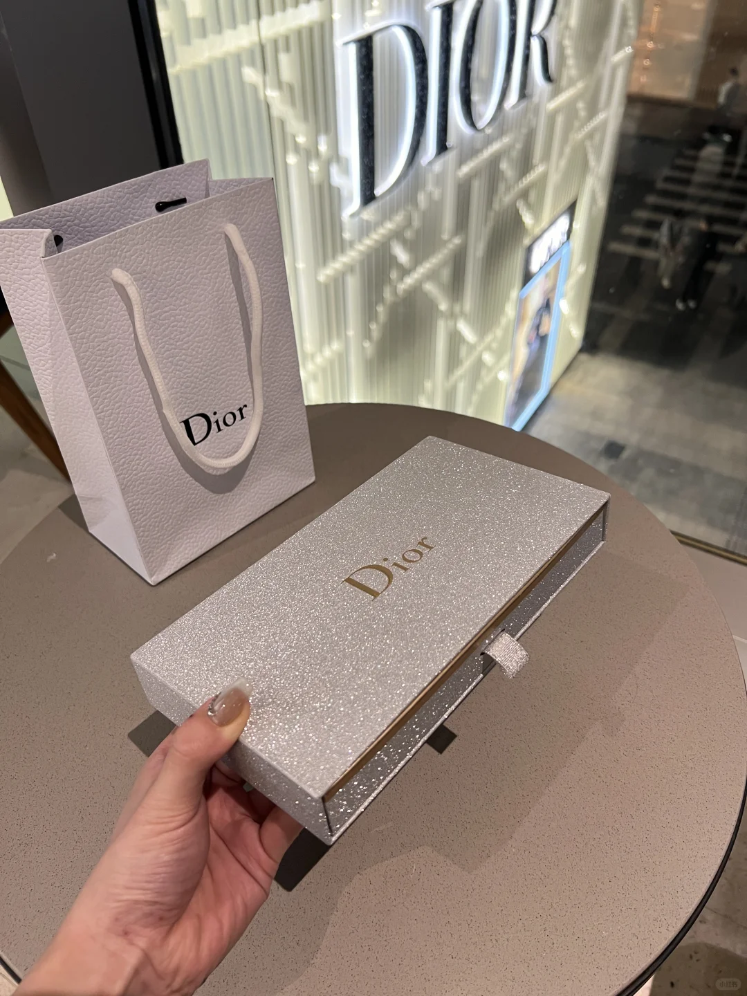 100r…买的时候没人说…这大牌礼物好多人喜欢