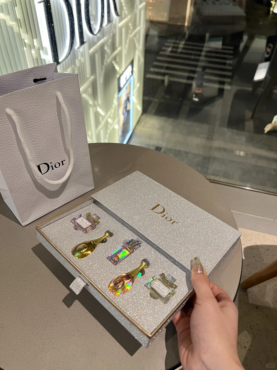 100r…买的时候没人说…这大牌礼物好多人喜欢