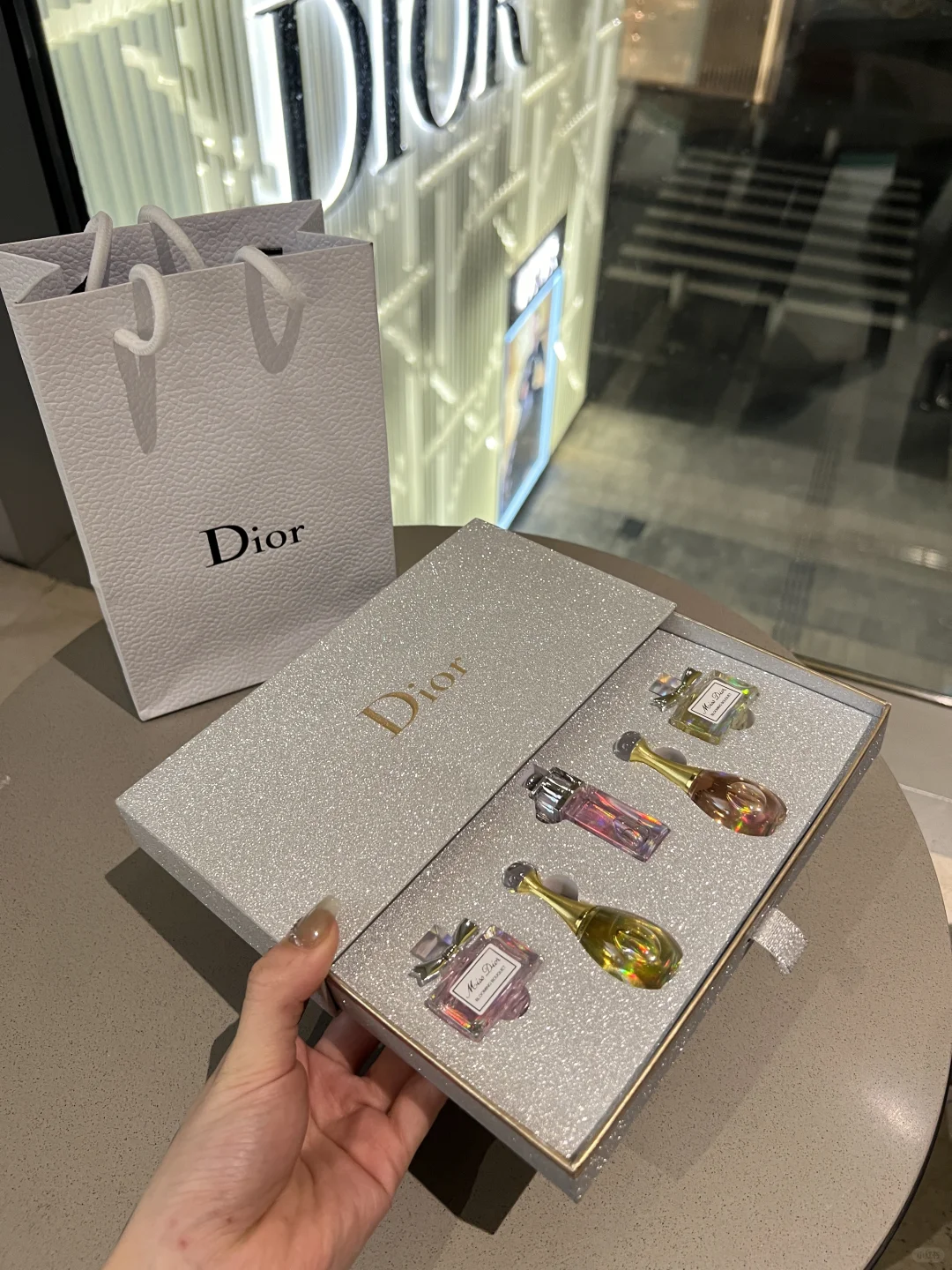 100r…买的时候没人说…这大牌礼物好多人喜欢