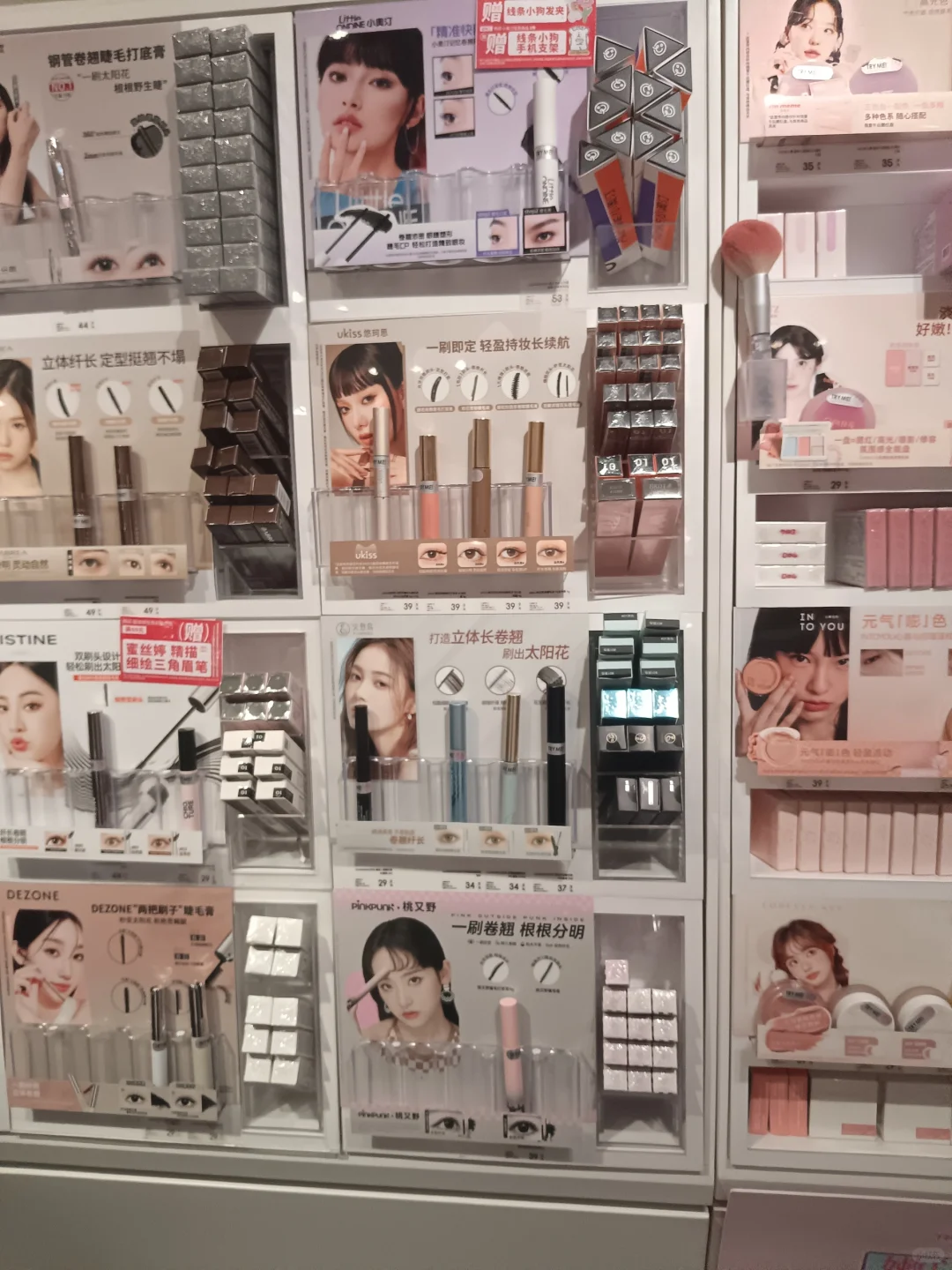 闲逛红博会展购物广场