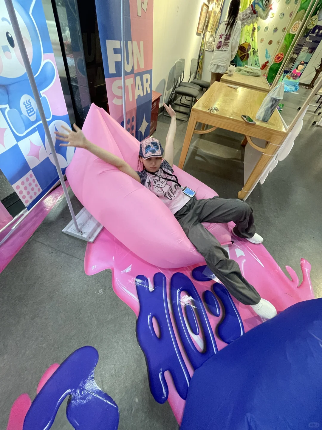 ？你以为策展人和黄以玫一样啊，实际是……