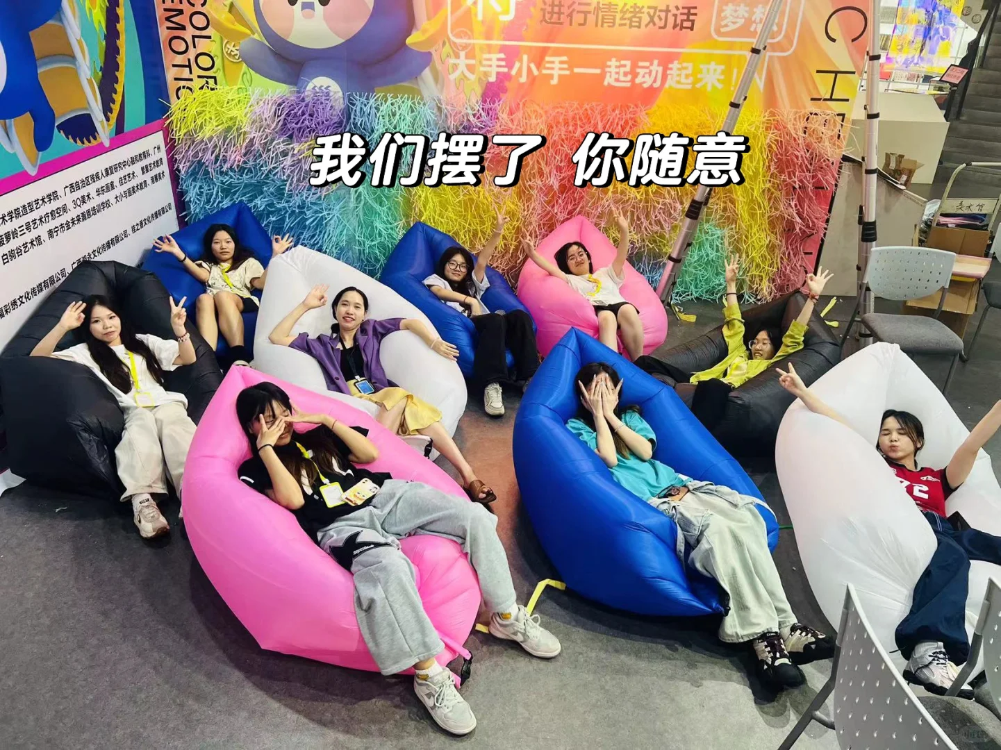 ？你以为策展人和黄以玫一样啊，实际是……