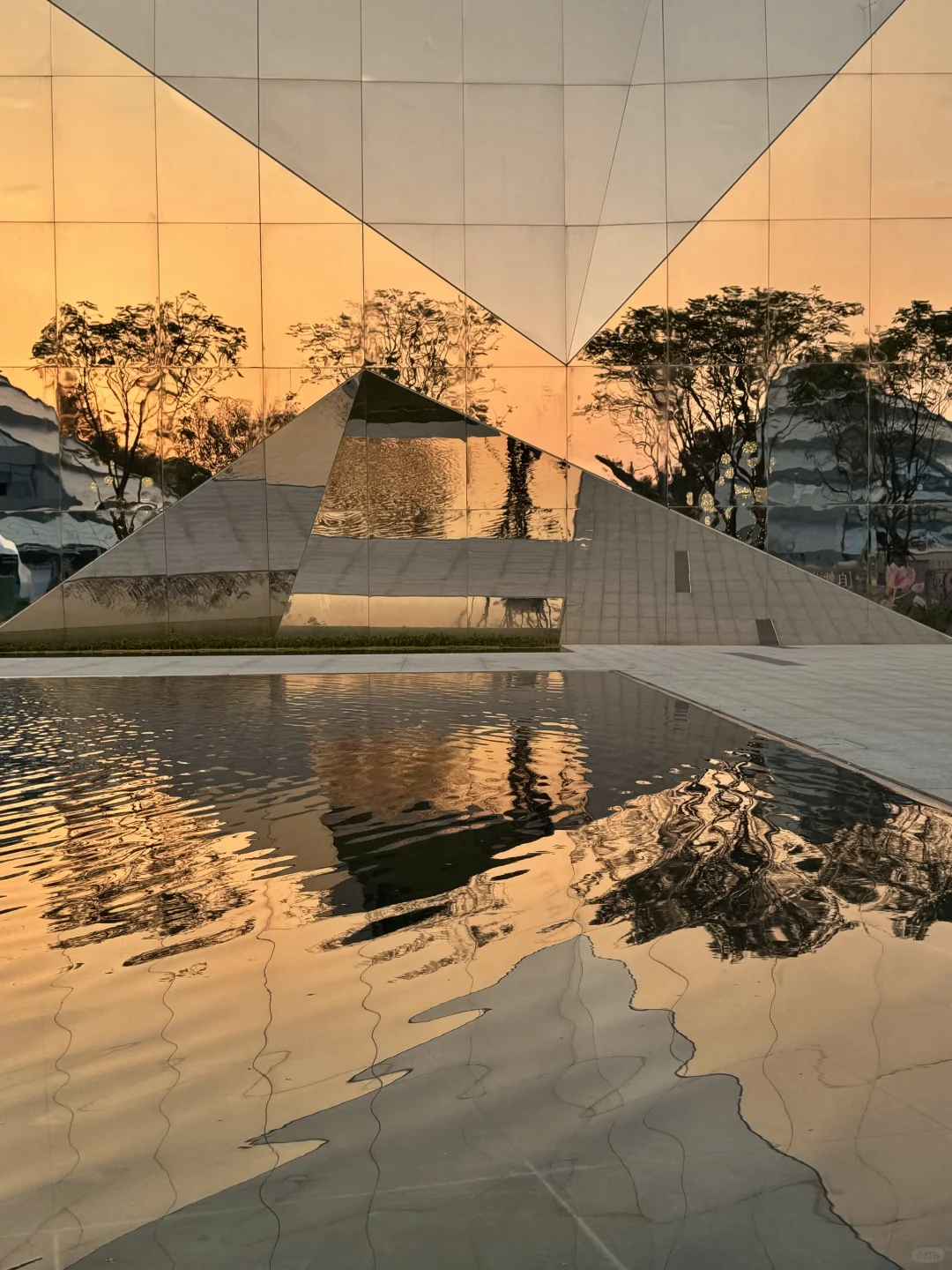 东莞现在强得可怕…一整个街区都是展览！