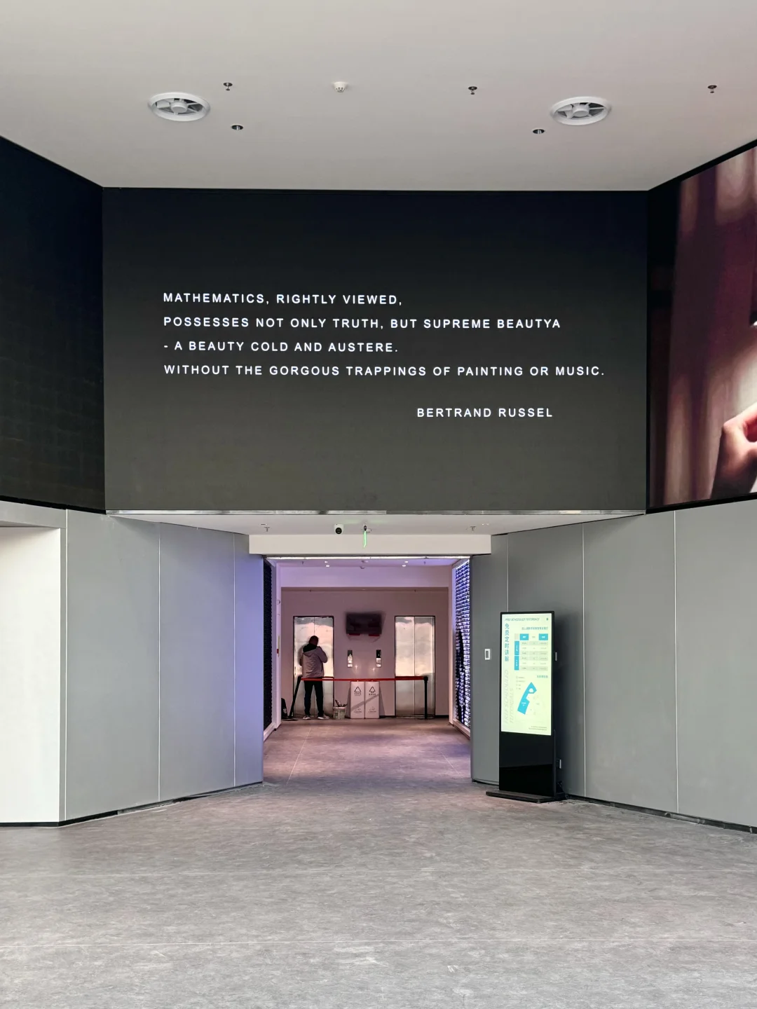 东莞现在强得可怕…一整个街区都是展览！