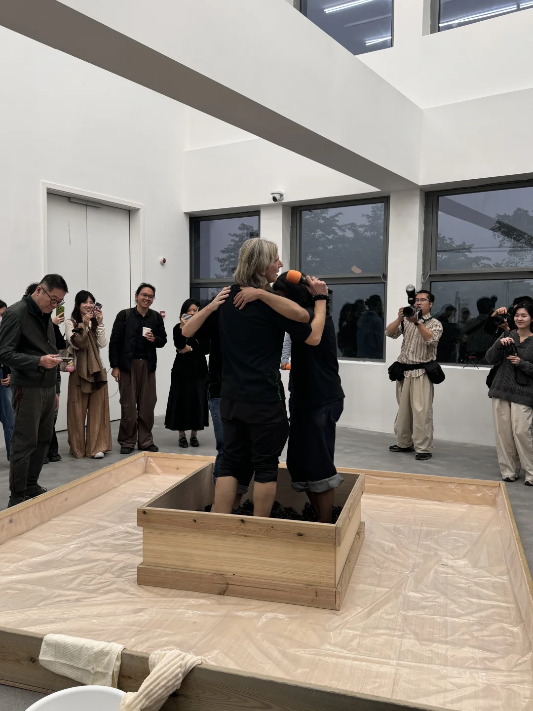 东莞现在强得可怕…一整个街区都是展览！