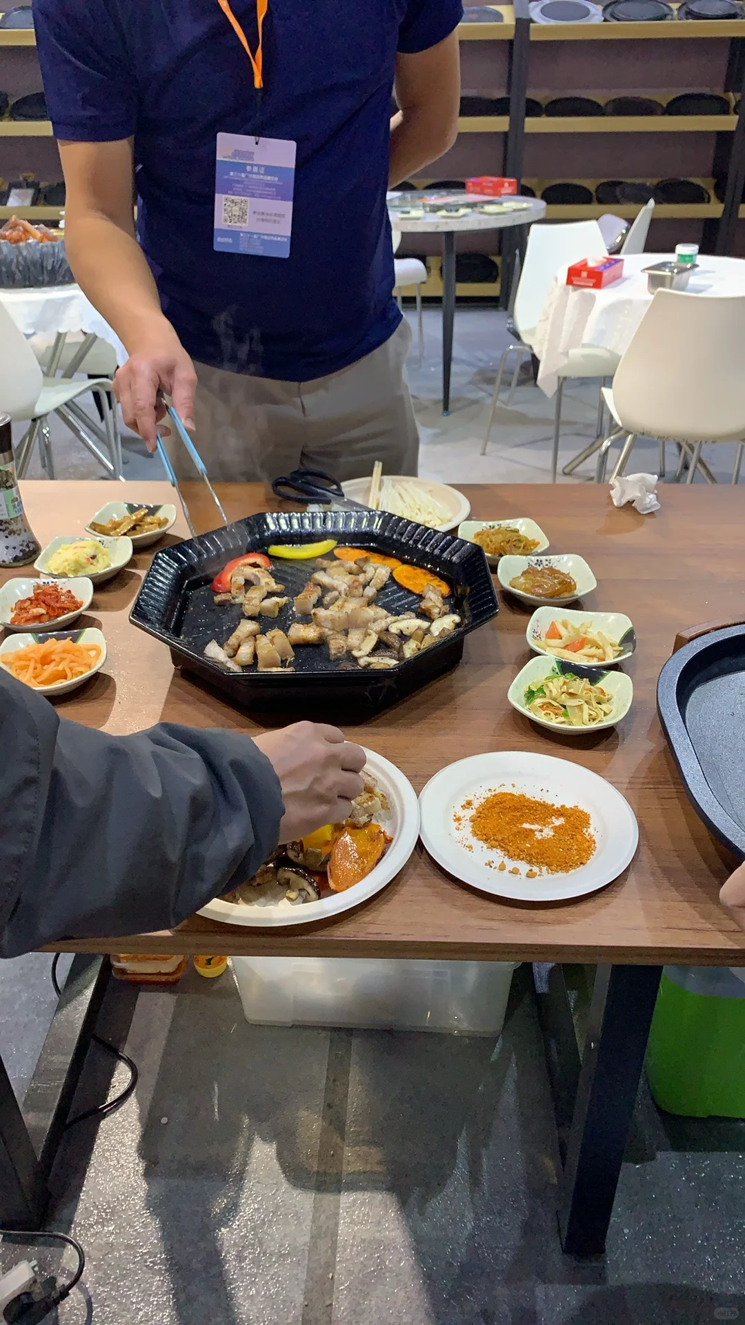 今天的展会是来吃美食的吧?