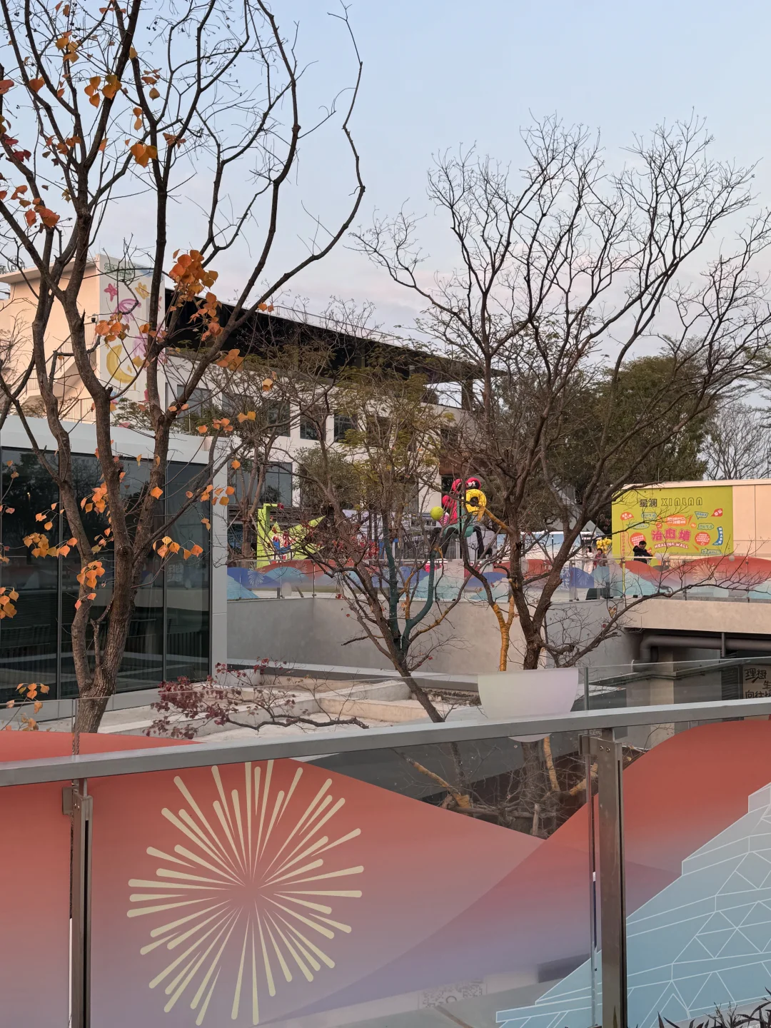 东莞现在强得可怕…一整个街区都是展览！