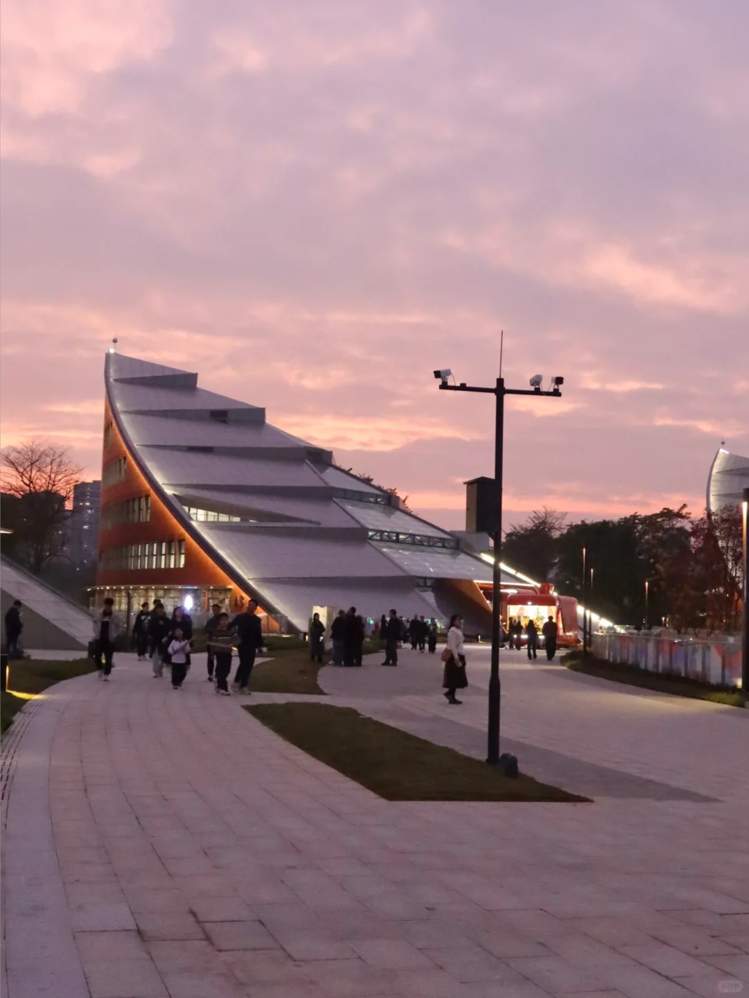 东莞现在强得可怕…一整个街区都是展览！