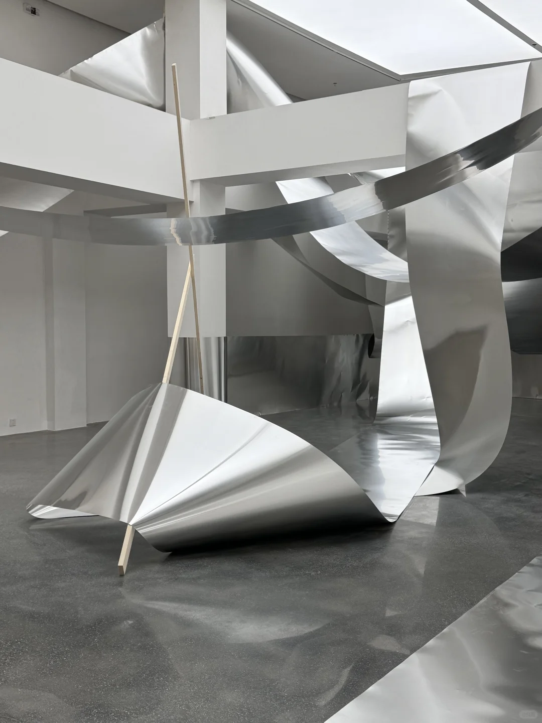 东莞现在强得可怕…一整个街区都是展览！