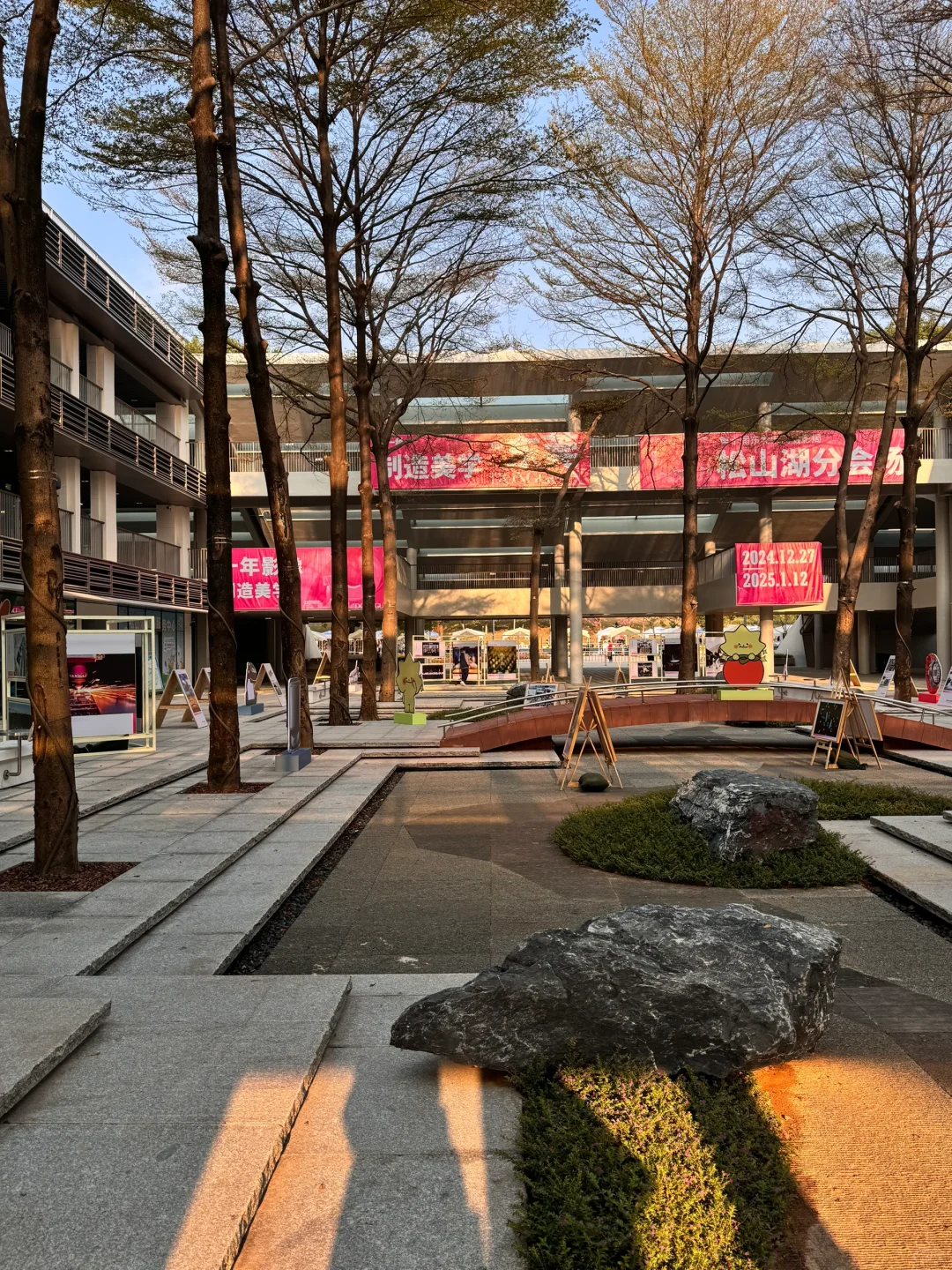 东莞现在强得可怕…一整个街区都是展览！