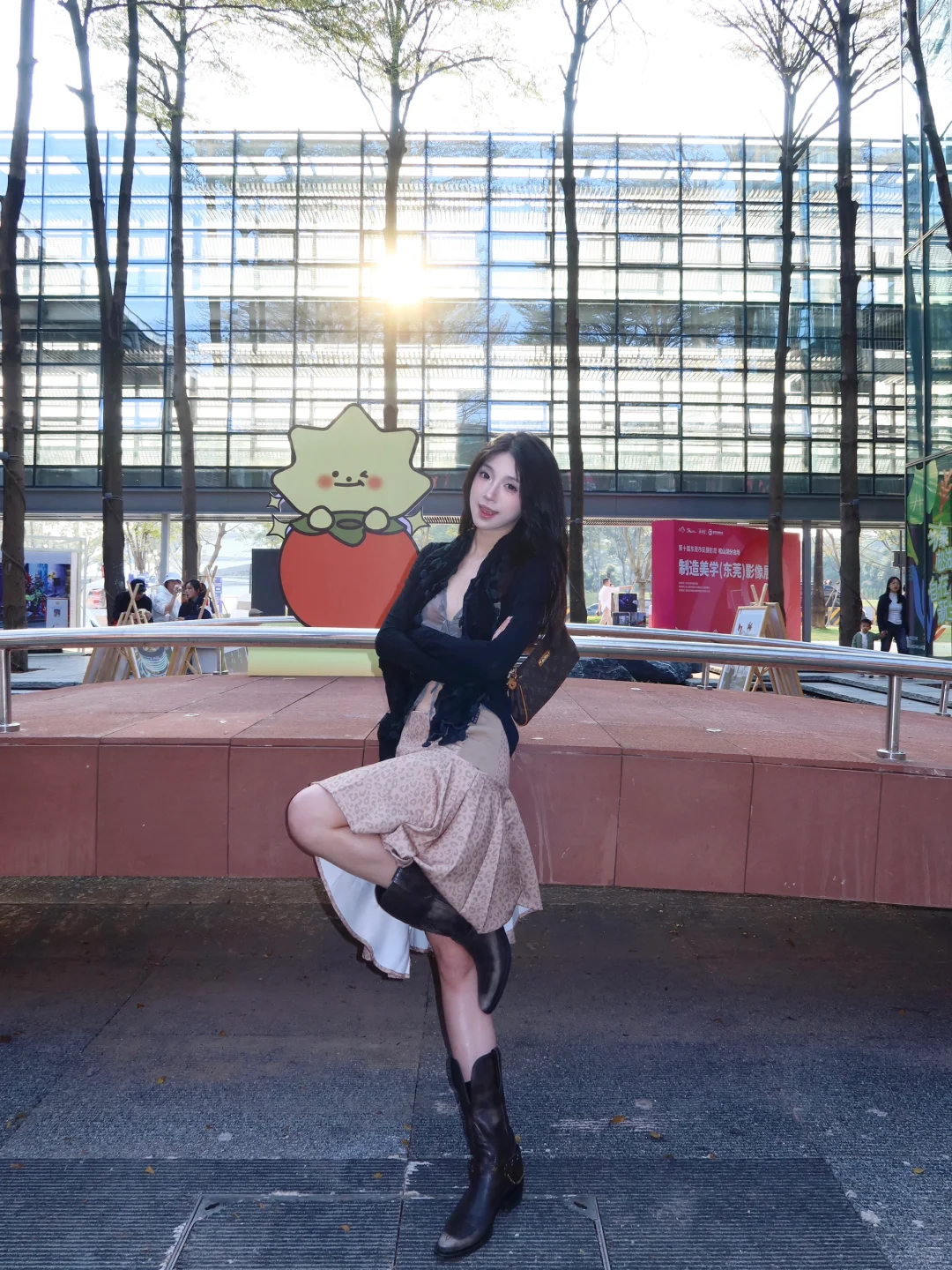 东莞现在强得可怕…一整个街区都是展览！